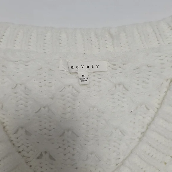 Baevely Sweater, Medium - Picture 3 of 10